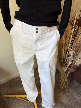 *White House Black Market White Fabric Label Detail. LIKE NEW CONDITION